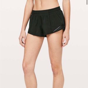 Lululemon Hotty Hot Short II *2.5"
Black